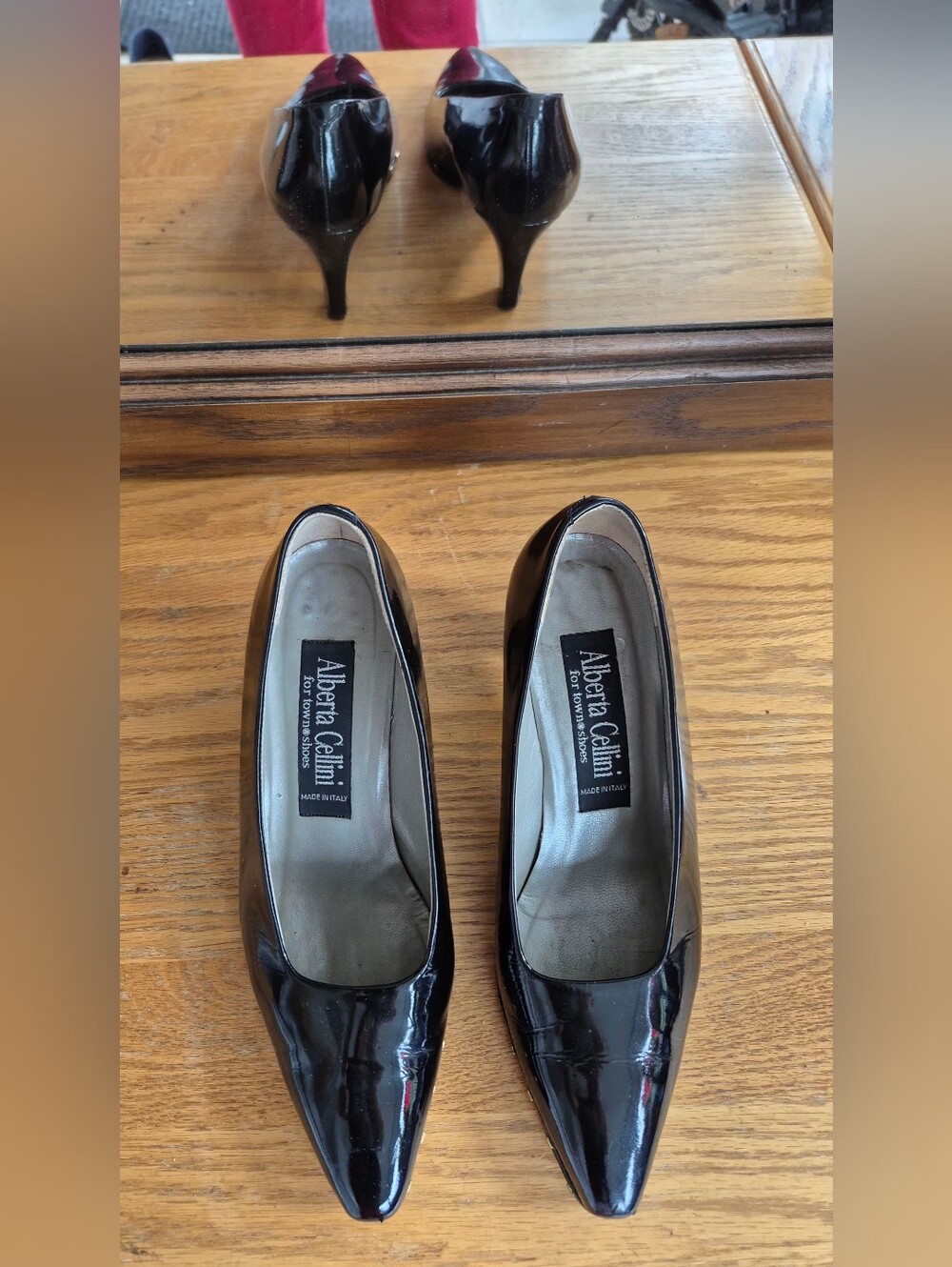 ALBERTA CELLINI ITALY GOLD STUDDED PATENT PUMPS 7.5
